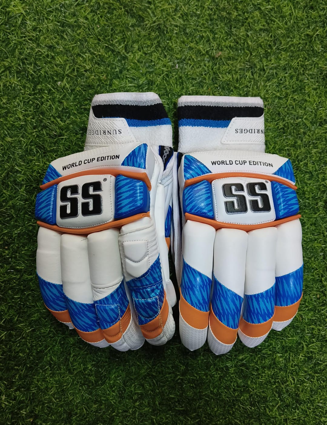 SS  WORLD CUP EDITION BATTING GLOVES